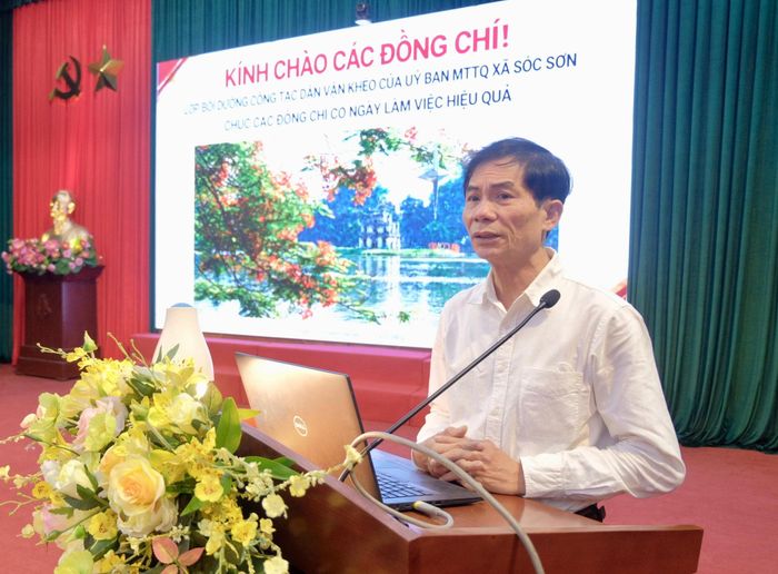 TS Nhà giáo Ưu tú Đới Văn Tặng chia sẻ tại lớp bồi dưỡng. Ảnh: Tùng Nguyễn.