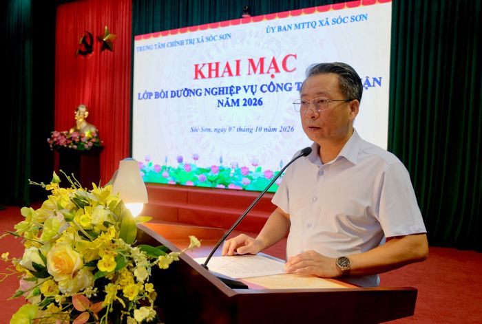 Phó Bí thư Thường trực Đảng ủy, Chủ tịch HĐND xã Sóc Sơn Vương Nguyên Minh phát biểu tại lớp bồi dưỡng. Ảnh: Tùng Nguyễn.