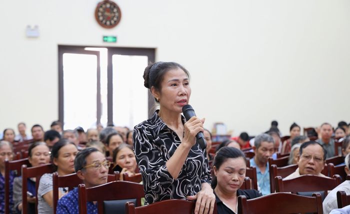 Người dân nêu ý kiến liên quan đến chính sách bồi thường, GPMB phục vụ dự án Khu công nghiệp Tiến Thắng - giai đoạn 1. Ảnh: Mạnh Thắng