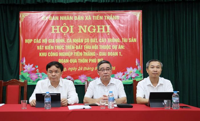 Lãnh đạo xã Tiến Thắng trao đổi với người dân liên quan đến công tác GPMB cho dự án Khu công nghiệp Tiến Thắng - giai đoạn 1. Ảnh: Mạnh Thắng