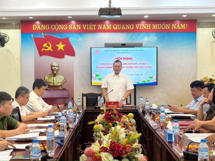 Bí thư Đảng ủy phường, Trưởng Ban Chỉ đạo 57 phường Văn Miếu - Quốc Tử Giám Vũ Xuân Hùng phát biểu tại hội nghị. Ảnh: Vân Hà