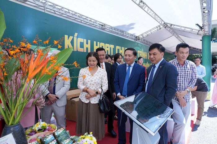 Các đại biểu tham quan gian trưng bày sản phẩm OCOP Hà Nội trong khuôn khổ lễ kích hoạt Chương trình “Gian hàng số – nâng tầm thương nhân Thủ đô” và ra mắt kênh TikTok “OCOP Hà Nội”. Ảnh: Duy Khánh