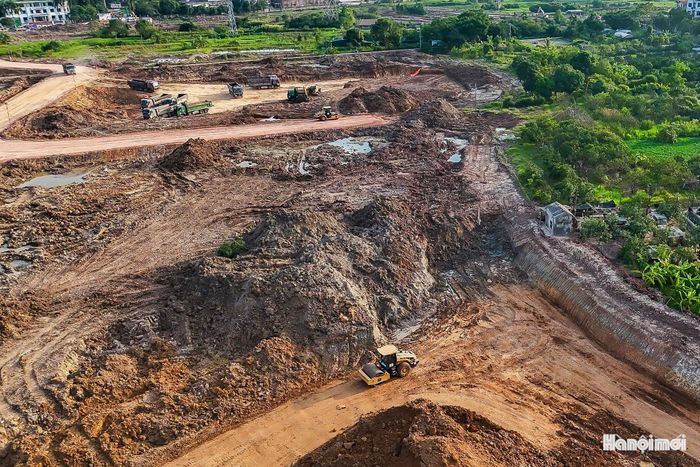 Nhiều máy móc được huy động để san gạt mặt bằng.