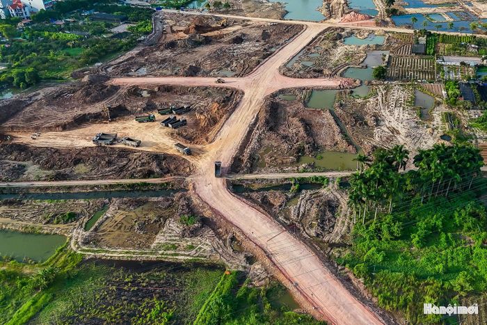 Đại diện Ban Quản lý đầu tư xây dựng công trình hạ tầng kỹ thuật và nông nghiệp thành phố Hà Nội cho biết, đến nay dự án đạt khoảng 15% khối lượng. Các hạng mục đang được tập trung triển khai gồm đào, vận chuyển đất cấp II; thi công cừ SW; thi công kênh tiêu chính và các cấu kiện đúc sẵn.