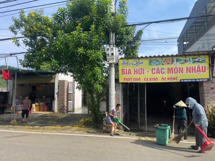 Công tác vận động nhân dân trên địa bàn thôn Muồng rất tốt, người dân hàng tuần cùng vệ sinh đường làng, ngõ xóm sáng - xanh - sạch - đẹp. Ảnh: Nhân vật cung cấp
