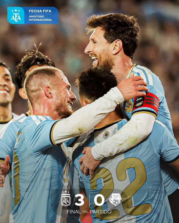 Các đồng đội tại đội tuyển Argentina chia vui với Messi trong trận đấu với Benin ngày 7-10. Ảnh: AFA.