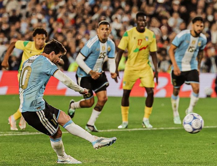 L.Messi ghi bàn trong trận đấu với Beninh ngày 7-10, cũng là bàn cuối cùng trong màu áo đội tuyển Argentina. Ảnh: AFA.