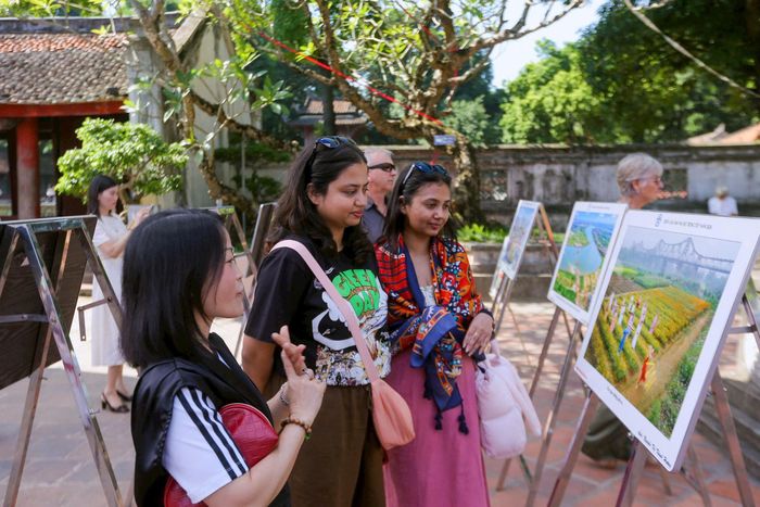 Những bức ảnh phản ánh sự đổi mới của thành phố khi vận hành chính quyền địa phương hai cấp. Ảnh: Khánh Huy.