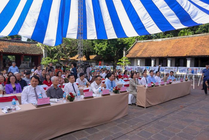 Các đại biểu tham dự triển lãm. Ảnh: Khánh Huy