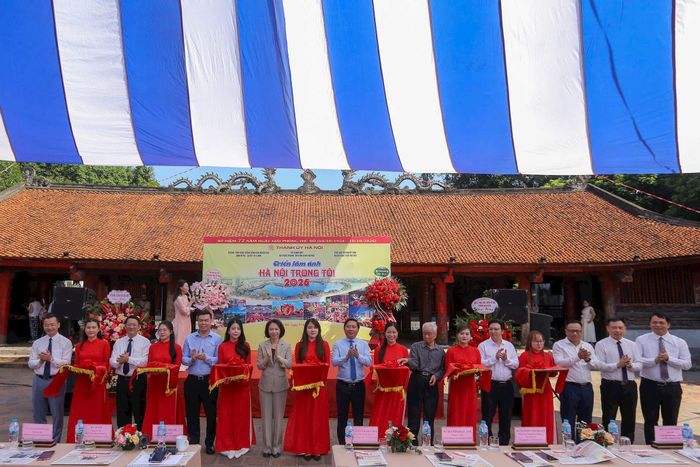 Phó Chủ tịch UBND thành phố Hà Nội Vũ Thu Hà cùng các đại biểu cắt băng khánh thành triển lãm. Ảnh: Khánh Huy