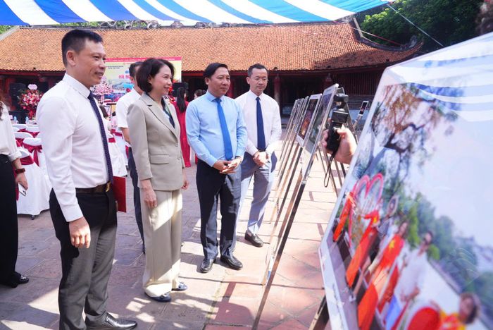 Phó Chủ tịch UBND thành phố Hà Nội Vũ Thu Hà, Phó Giám đốc Sở VHTTDL Phạm Xuân Tài và lãnh đạo Cơ quan Báo và Phát thanh, Truyền hình Hà Nội xem triển lãm. Ảnh: Khánh Huy