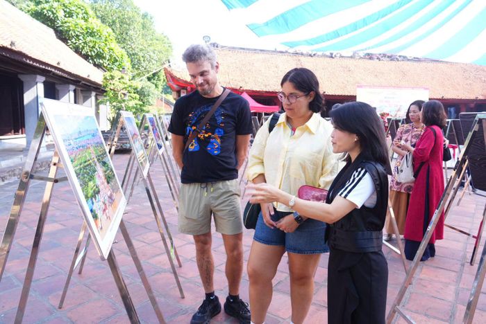 Khánh quốc tế hào hứng xem triển lãm. Ảnh: Khánh Huy