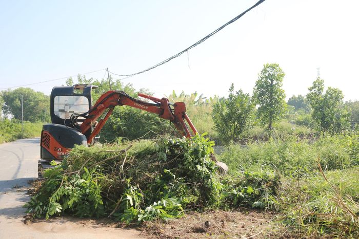 HTX Đa Phúc huy động máy móc, phương tiện phối hợp với lực lượng tại chỗ xử lý những khu vực cây cỏ mọc dày, góp phần đẩy nhanh tiến độ vệ sinh. Ảnh: Nguyễn Liên