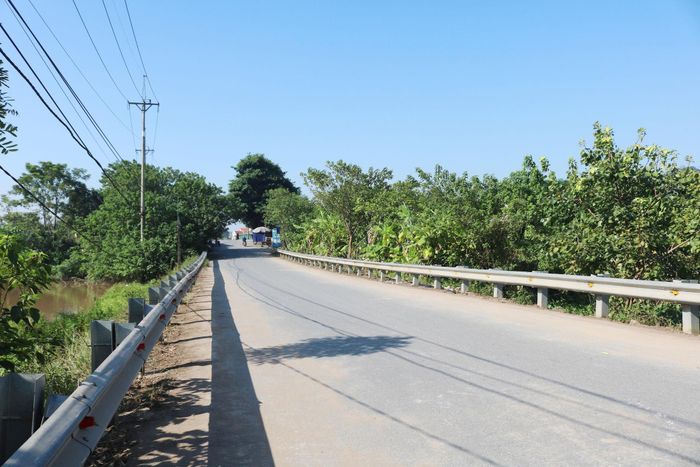Tuyến đường được chỉnh trang dài khoảng 2km, phục vụ nhu cầu đi lại, sinh hoạt, sản xuất của người dân, đồng thời nằm trong không gian cảnh quan gắn với khu vực Chợ Thầy. Ảnh: Nguyễn Liên