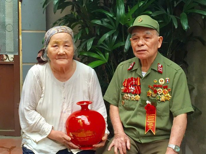 Cựu chiến binh Bế Văn Làn bên người vợ tần tảo, người luôn đồng hành và là hậu phương vững chắc của ông.