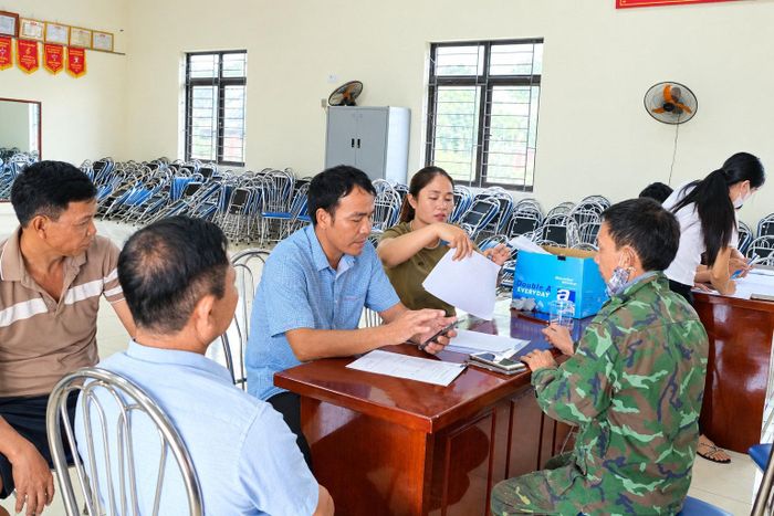 Người dân thôn Phú Sơn kê khai thông tin làm sạch dữ liệu đất đai. Ảnh: Sỹ Hào