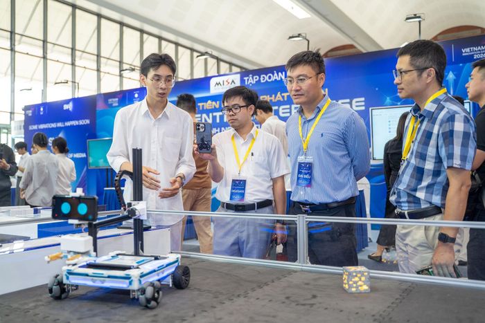 Khách thăm quan không gian triển lãm, trải nghiệm và kết nối tại Ngày hội Đổi mới sáng tạo quốc gia 2026. Ảnh: Nhật Minh