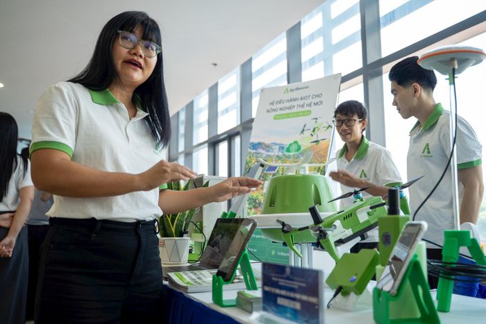 Doanh nghiệp khoa học và công nghệ giới thiệu sản phẩm. Ảnh: Xuân Hải