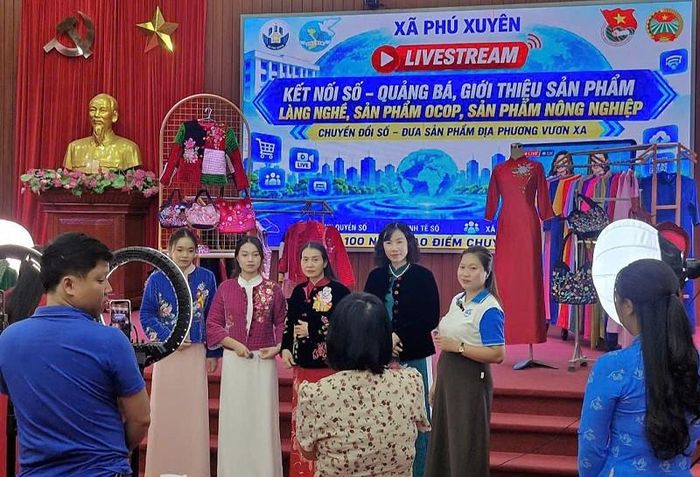 Các phiên livestream ở xã Phú Xuyên được tổ chức sinh động, tạo ra kênh kết nối tiêu thụ sản phẩm trên môi trường số. Ảnh: PV