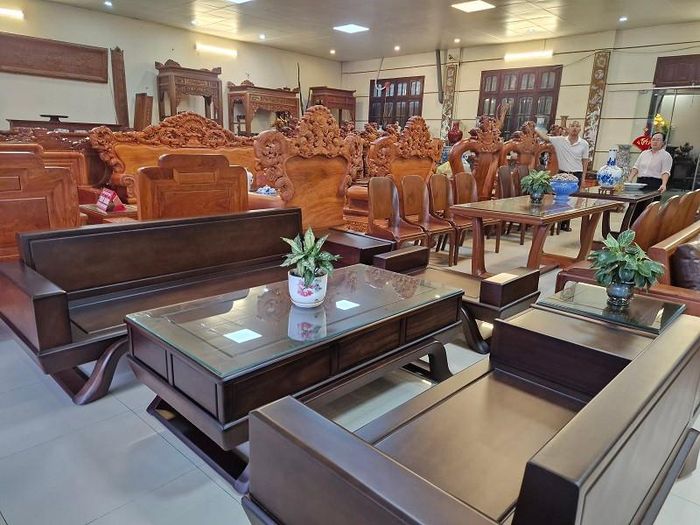 Sản phẩm đồ gỗ thủ công mỹ nghệ tại làng nghề mộc cao cấp Vạn Điểm, xã Phú Xuyên. Ảnh: PV