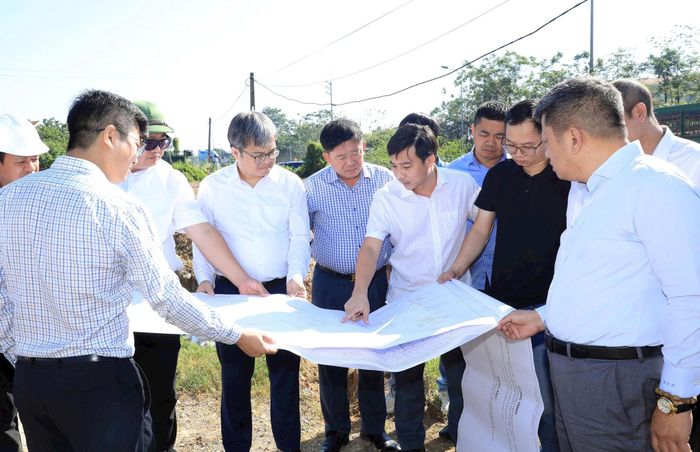 Phó Chủ tịch UBND thành phố Hà Nội Trương Việt Dũng nghe các đơn vị báo cáo tại hiện trường. Ảnh: Lê Hải