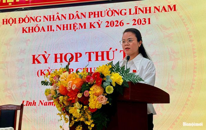 Phó Chủ tịch HĐND phường Lĩnh Nam Vương Thị Mai Hương thông qua chương trình kỳ họp. Ảnh: PV
