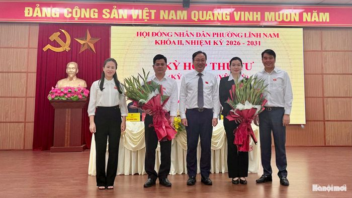 Lãnh đạo phường Lĩnh Nam tặng hoa cho bà Lương Thị Thủy, Trưởng ban Kinh tế - Ngân sách HĐND phường Lĩnh Nam khóa II, nhiệm kỳ 2026-2031 và ông Trần Việt Cường. Ảnh: PV