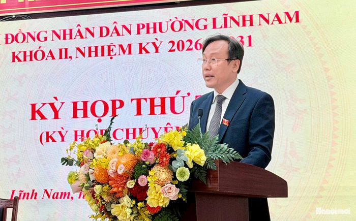 Bí thư Đảng ủy, Chủ tịch HĐND phường Lĩnh Nam Đỗ Thanh Tùng phát biểu khai mạc kỳ họp. Ảnh: PV