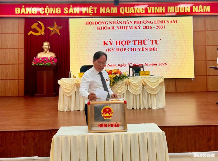 Bí thư Đảng ủy, Chủ tịch HĐND phường Lĩnh Nam Đỗ Thanh Tùng và các đại biểu HĐND phường Lĩnh Nam bỏ phiếu kín bầu Trưởng ban Kinh tế - Ngân sách HĐND phường khóa II, nhiệm kỳ 2026-2031. Ảnh: PV