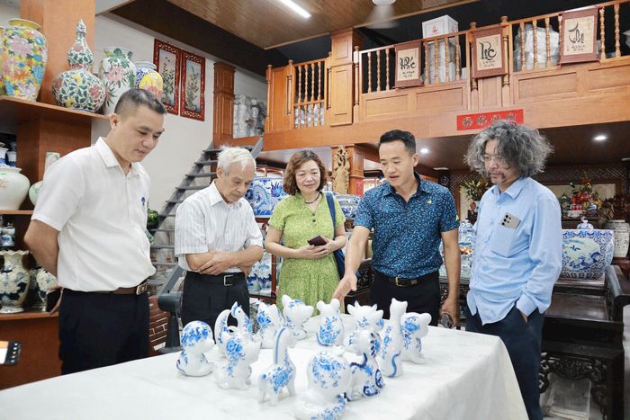Bộ sản phẩm gốm sứ quà tặng của nghệ nhân làng gốm sứ Bát Tràng. Ảnh: NM