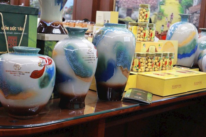 Bộ sản phẩm gốm sứ của Hợp tác xã Sản xuất kinh doanh gốm sứ Tân Thịnh tham gia đánh giá, phân hạng sản phẩm OCOP. NM