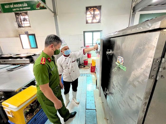 Công tác kiểm soát ATTP được tăng cường giám sát từ cơ sở. Ảnh: PV