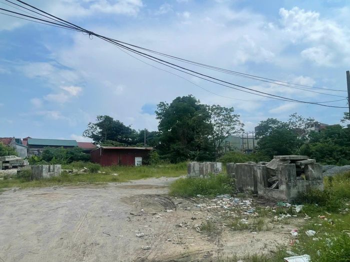 Chợ Tía (thôn An Định, xã Tô Hiệu) nhiều năm nay để hoang cỏ mọc, tập kết vận liệu. Ảnh: PV