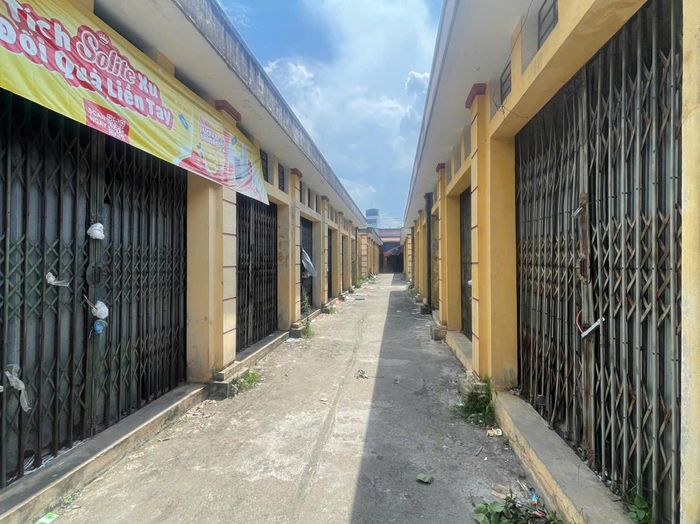 Những dãy ki ốt đóng cửa nhiều năm. Ảnh: PV