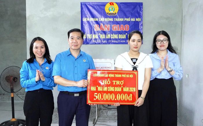 Chị Trần Thị Hiệu đón nhận hỗ trợ xây dựng nhà "Mái ấm Công đoàn". Ảnh: Đỗ Đạt