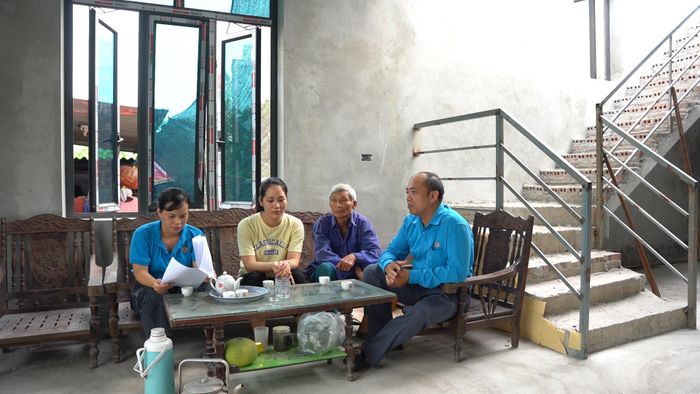 Lãnh đạo Công đoàn xã Bình Minh thăm hỏi, động viên gia đình chị Trần Thị Hiệu. Ảnh: Đỗ Đạt
