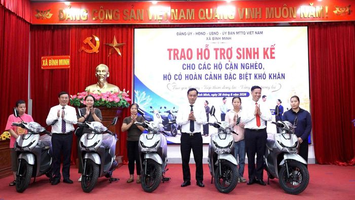 Lãnh đạo xã Bình Minh trao xe điện cho người dân có hoàn cảnh khó khăn. Ảnh: Đỗ Đạt