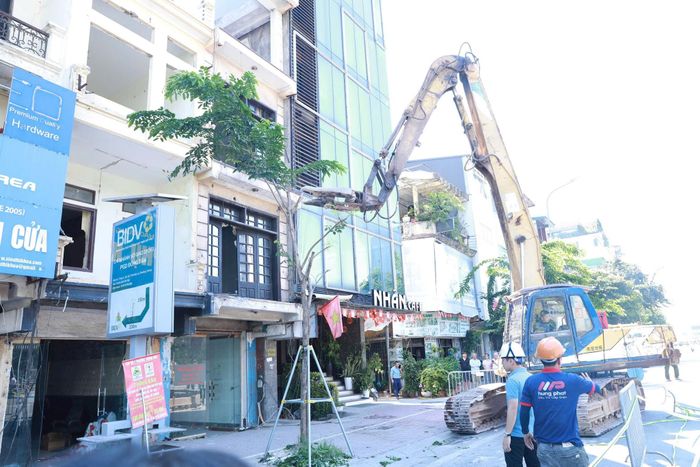Công trình tại 415 và 417 Giải Phóng được tháo dỡ ngay trong sáng 7-10. Ảnh: Thanh Hòa