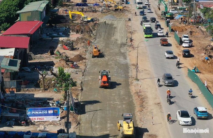 Nhà thầu chia thành nhiều mũi thi công hệ thống cống thu gom nước thải, đắp nền đất, thi công nền đường…