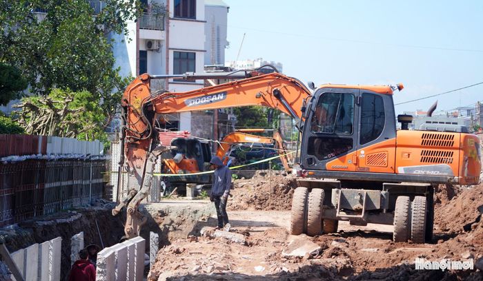Ông Nguyễn Văn Thành (phường Chương Mỹ) chia sẻ: “Chúng tôi mong dự án sớm được hoàn thành để tháo gỡ điểm nghẽn giao thông trên tuyến đường; qua đó, tạo diện mạo mới khang trang hơn cho khu vực, góp phần thúc đẩy phát triển kinh tế của địa phương nói riêng và thành phố nói chung”.