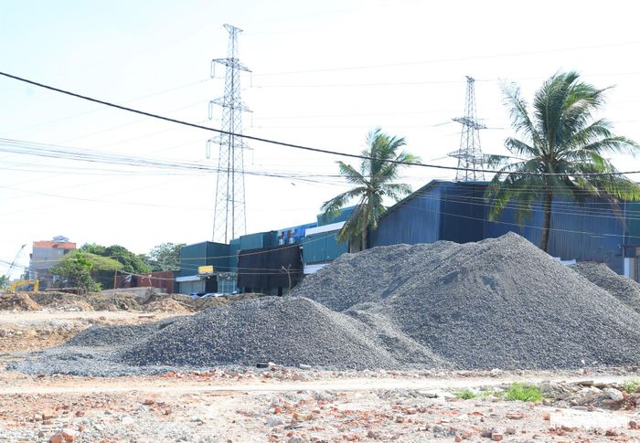 Vật liệu xây dựng được tập kết tại nhiều điểm trên toàn tuyến phục vụ thi công dự án.