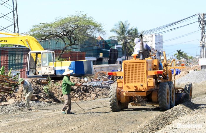 Ngay sau khi có mặt bằng sạch vào đầu tháng 7, máy móc, nhân lực của nhà thầu đã bắt tay vào triển khai dự án.