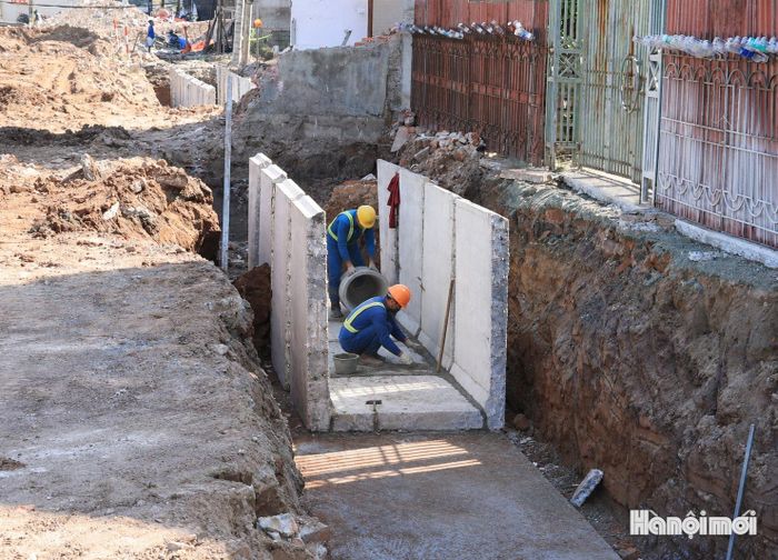 Việc thi công được nhà thầu triển khai trên tinh thần khẩn trương.