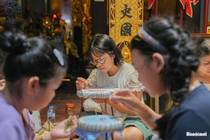Điểm đáng chú ý tại đình Tú Thị là nơi đây vẫn được sử dụng làm không gian học và truyền nghề.