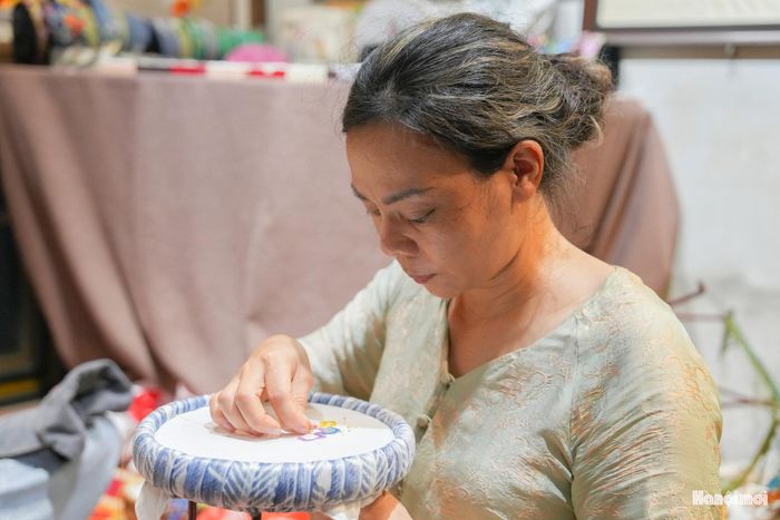 Nghề thêu ngày nay không chỉ dừng lại ở việc tái hiện những mẫu hoa văn quen thuộc. Người học nghề còn được tiếp cận cách phối màu, tạo hình và ứng dụng kỹ thuật thêu vào các sản phẩm phù hợp với đời sống hiện đại, qua đó mở thêm cơ hội để nghề truyền thống tiếp tục được gìn giữ.