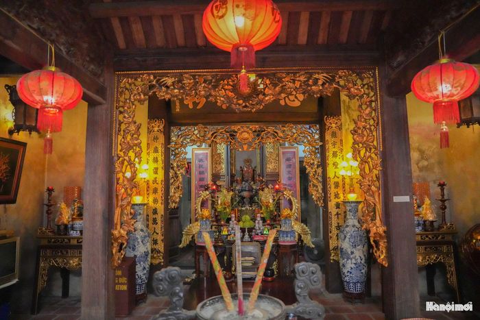 Trong đình, không gian thờ tự tạo nên sự trang nghiêm, là nơi tưởng nhớ những người có công gây dựng và truyền bá nghề thêu.