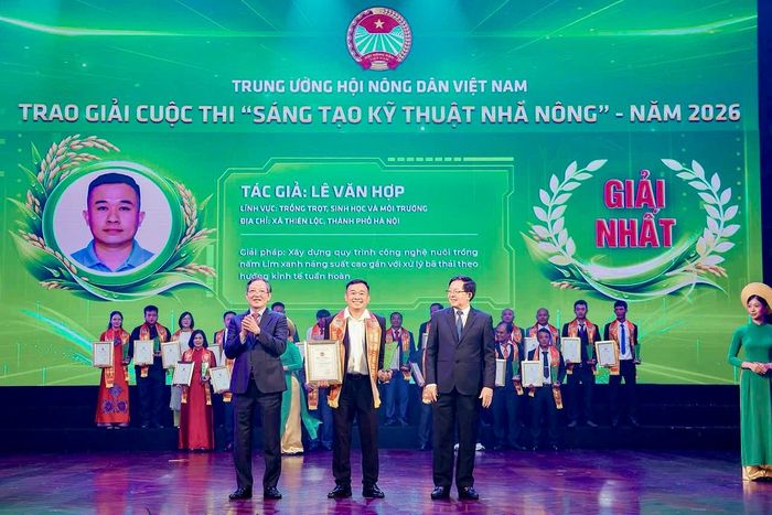Anh Lê Văn Hợp giành giải Nhất Cuộc thi "Sáng tạo kỹ thuật nhà nông" toàn quốc lần thứ XI năm 2026. Ảnh: Tùng Nguyễn