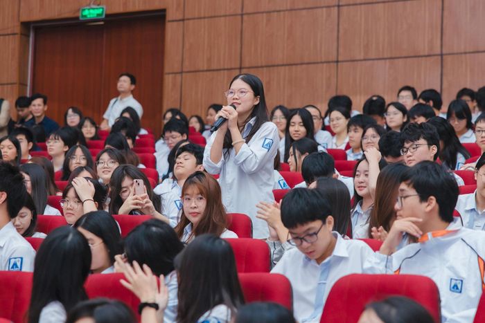 Học sinh giao lưu với nghệ sĩ tại chương trình. Ảnh: NTCC