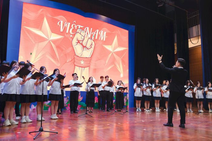 Tiết mục của các em học sinh trường Ams tại chương trình. Ảnh: NTCC