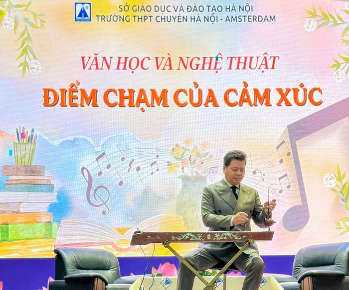 NSƯT Đăng Dương biểu diễn đàn bầu tại chương trình. Ảnh: NTCC